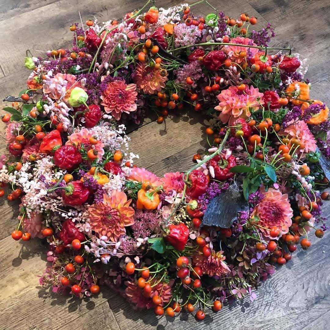 Herbstkranz in Beerentönen gesteckt